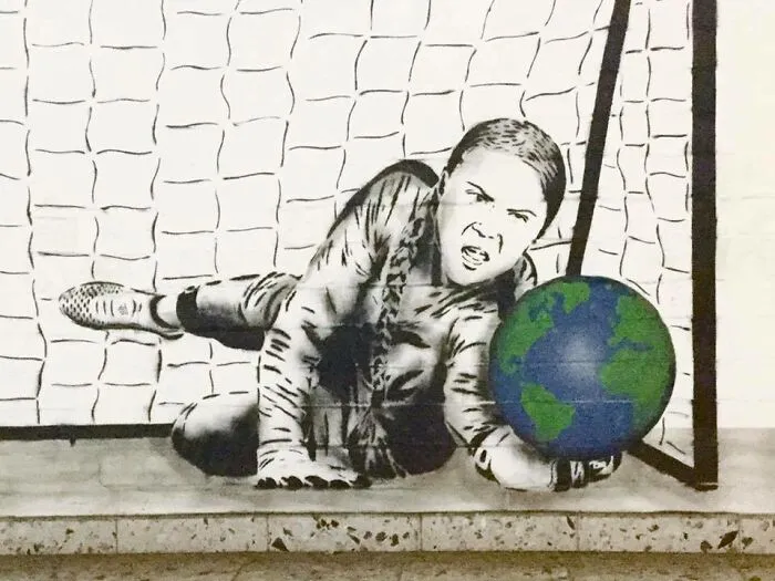 Un artista hace que las calles sean menos aburridas creando grafitis que interactúan con el entorno (30 nuevas fotos)