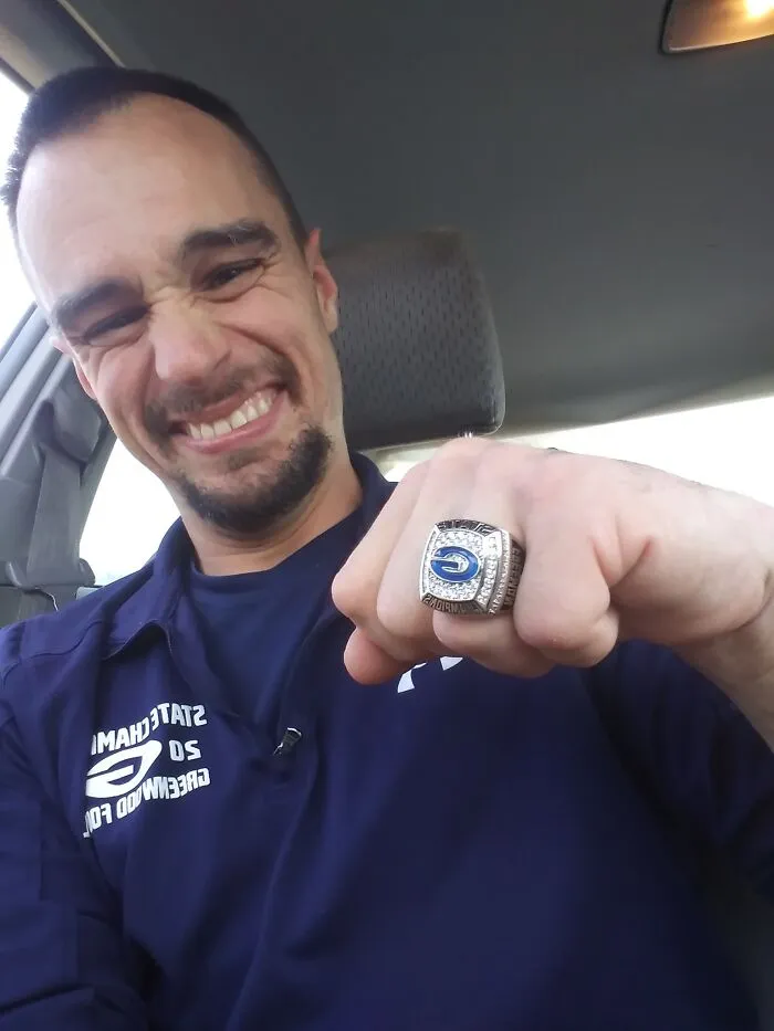 Jamie no podía hacer deporte porque tiene parálisis cerebral, pero el equipo para el que trabaja como conserje le concedió un anillo