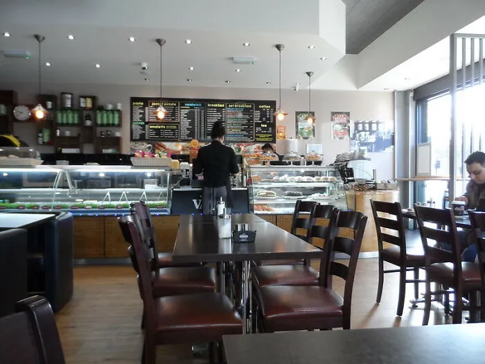 30 Chefs Reveal Restaurant "Red Flags" That Indicate You Should Eat Somewhere Else