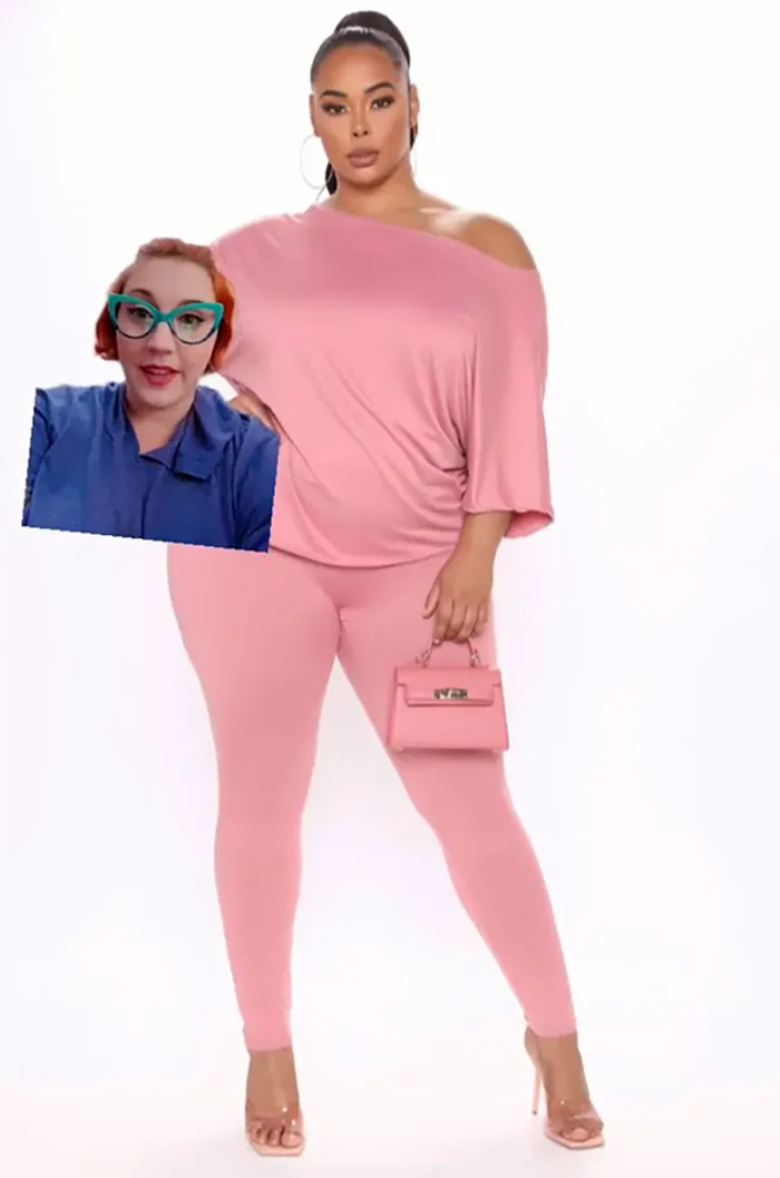 Sería ideal que promocionaran esta prenda como un pijama, ¡pero la chica lleva una cartera y tacones que le hacen juego! ¿Dónde se piensan que podría usar este atuendo?