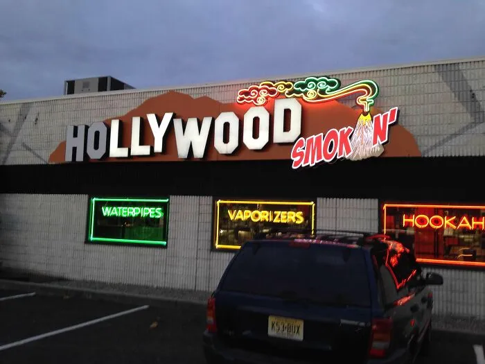 Un viejo Hollywood Video es ahora Hollywood Smokin'