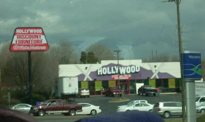 Hollywood Video se convierte en una tienda de muebles