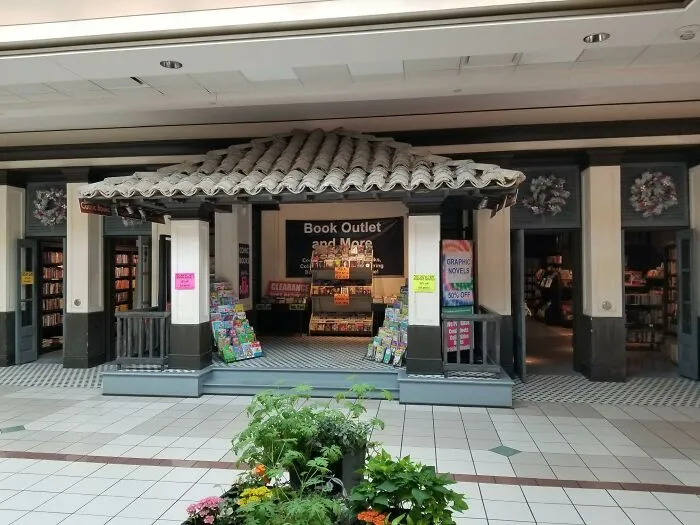 El viejo Hollister ahora es una librería