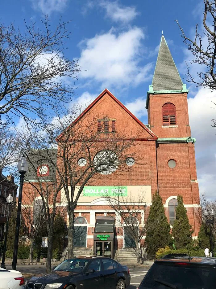 Dollar Tree en una antigua iglesia, ubicación desconocida