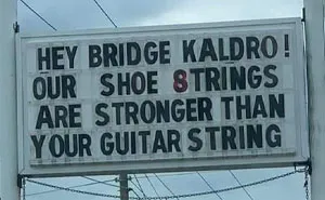 This Town Has A Sign War Going On Between Many Businesses And It's Entertaining The Locals (20 Pics)