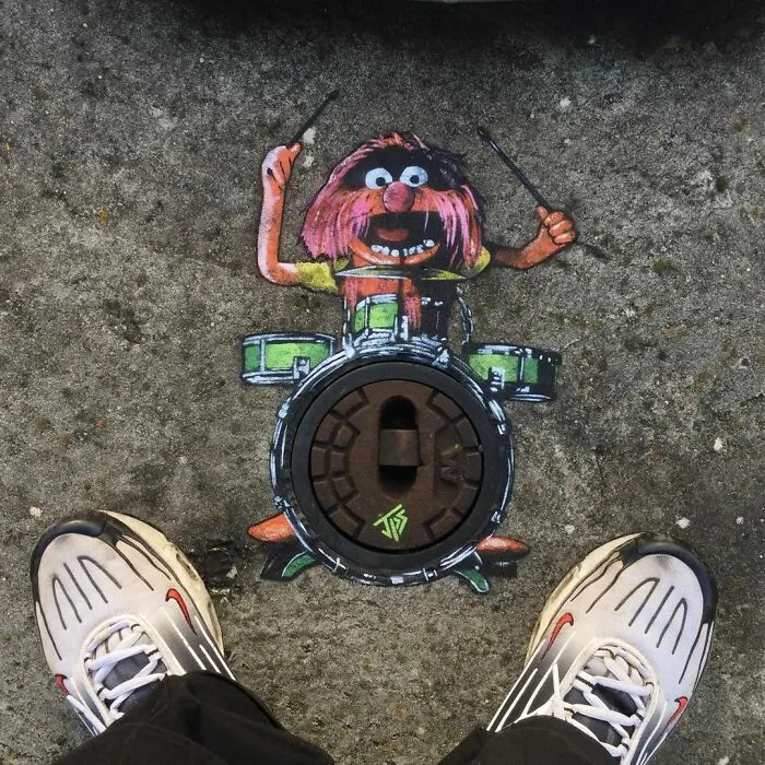 Un artista hace que las calles sean menos aburridas creando grafitis que interactúan con el entorno (30 nuevas fotos)