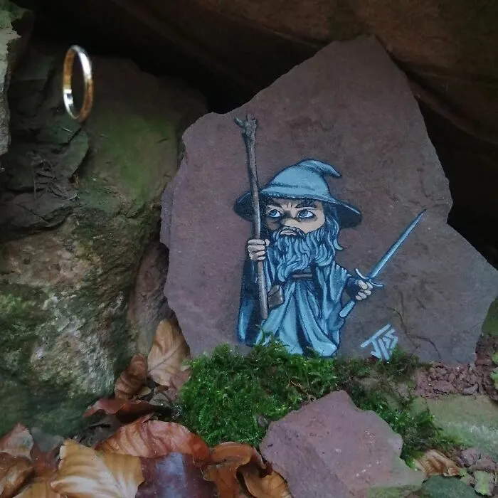Un artista hace que las calles sean menos aburridas creando grafitis que interactúan con el entorno (30 nuevas fotos)