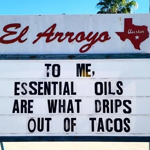 43 Divertidos letreros del legendario restaurante tex-mex "El Arroyo"