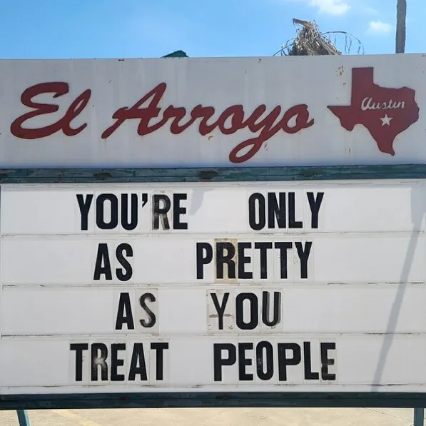 43 Divertidos letreros del legendario restaurante tex-mex "El Arroyo"