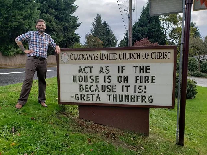 Esta iglesia se vuelve viral por su actitud receptiva y sus carteles épicos (35 fotos)