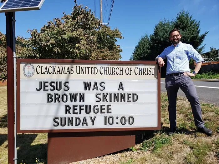 Esta iglesia se vuelve viral por su actitud receptiva y sus carteles épicos (35 fotos)