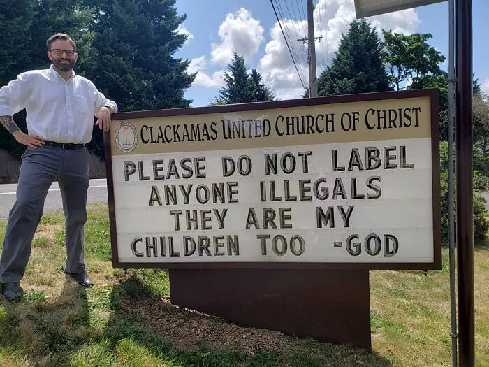 Esta iglesia se vuelve viral por su actitud receptiva y sus carteles épicos (35 fotos)