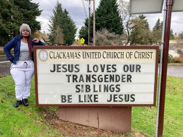 Esta iglesia se vuelve viral por su actitud receptiva y sus carteles épicos (35 fotos)