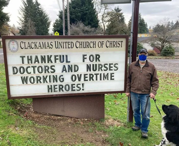 Esta iglesia se vuelve viral por su actitud receptiva y sus carteles épicos (35 fotos)