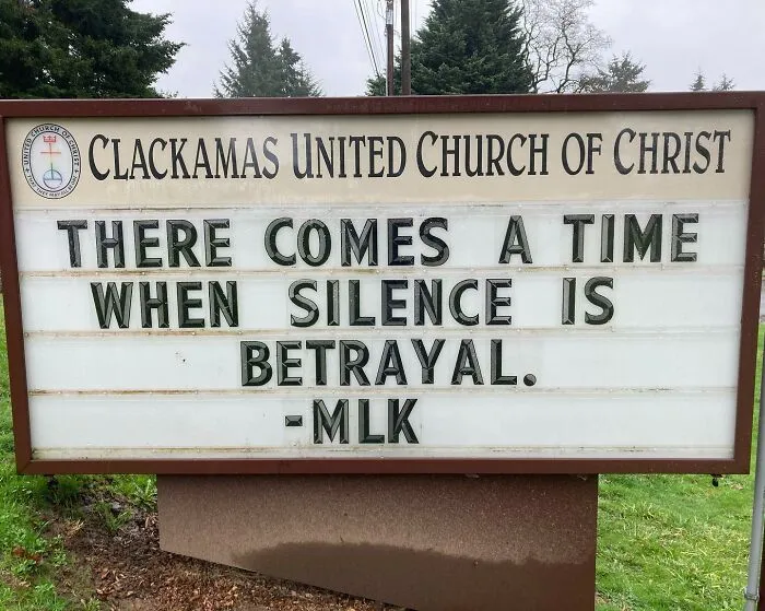 Esta iglesia se vuelve viral por su actitud receptiva y sus carteles épicos (35 fotos)