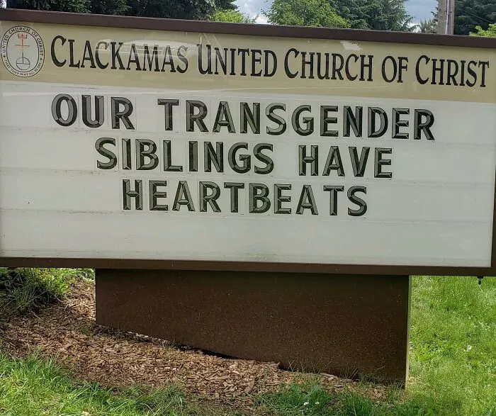 Esta iglesia se vuelve viral por su actitud receptiva y sus carteles épicos (35 fotos)