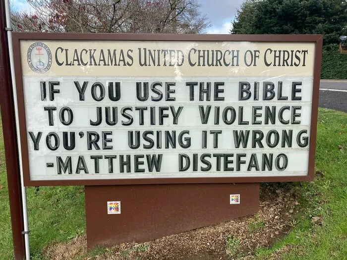 Esta iglesia se vuelve viral por su actitud receptiva y sus carteles épicos (35 fotos)