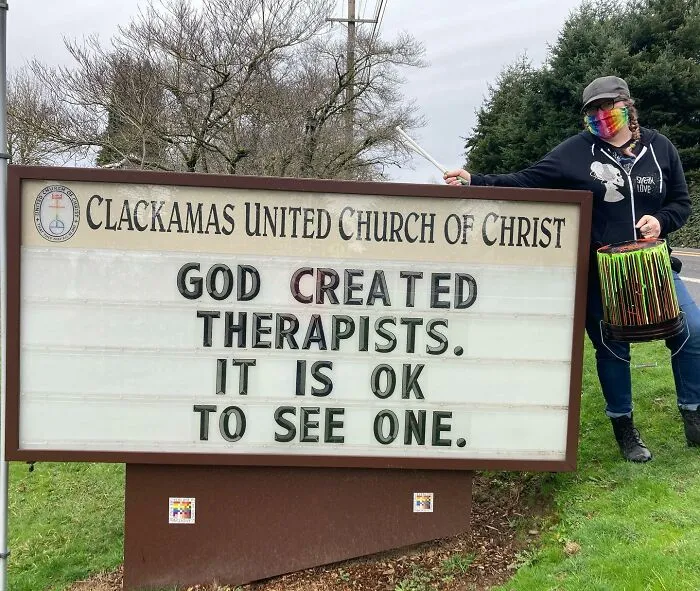 Esta iglesia se vuelve viral por su actitud receptiva y sus carteles épicos (35 fotos)