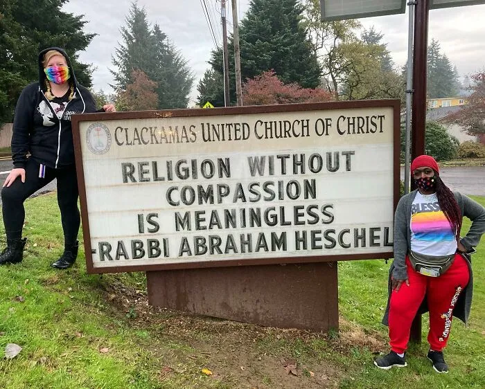 Esta iglesia se vuelve viral por su actitud receptiva y sus carteles épicos (35 fotos)