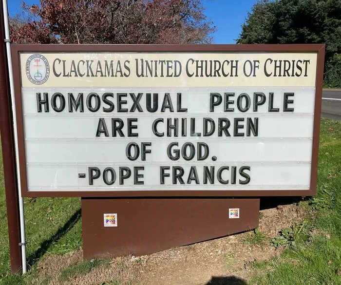 Esta iglesia se vuelve viral por su actitud receptiva y sus carteles épicos (35 fotos)
