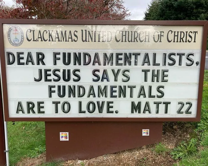 Esta iglesia se vuelve viral por su actitud receptiva y sus carteles épicos (35 fotos)