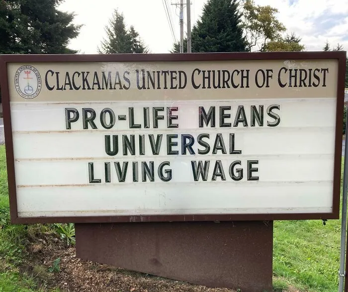 Esta iglesia se vuelve viral por su actitud receptiva y sus carteles épicos (35 fotos)