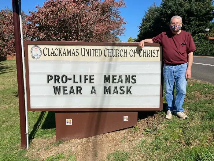 Esta iglesia se vuelve viral por su actitud receptiva y sus carteles épicos (35 fotos)