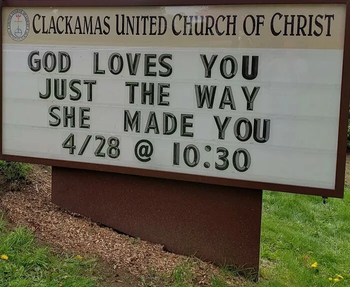 Esta iglesia se vuelve viral por su actitud receptiva y sus carteles épicos (35 fotos)