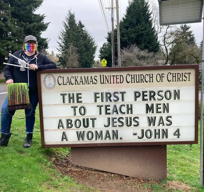 Esta iglesia se vuelve viral por su actitud receptiva y sus carteles épicos (35 fotos)