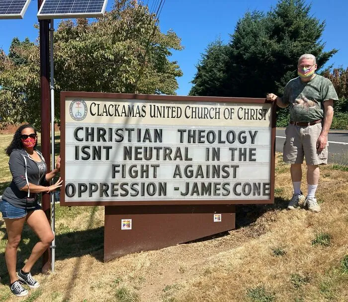 Esta iglesia se vuelve viral por su actitud receptiva y sus carteles épicos (35 fotos)