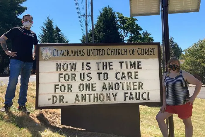 Esta iglesia se vuelve viral por su actitud receptiva y sus carteles épicos (35 fotos)