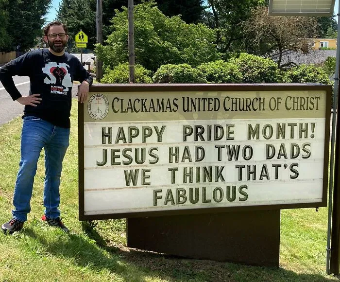 Esta iglesia se vuelve viral por su actitud receptiva y sus carteles épicos (35 fotos)
