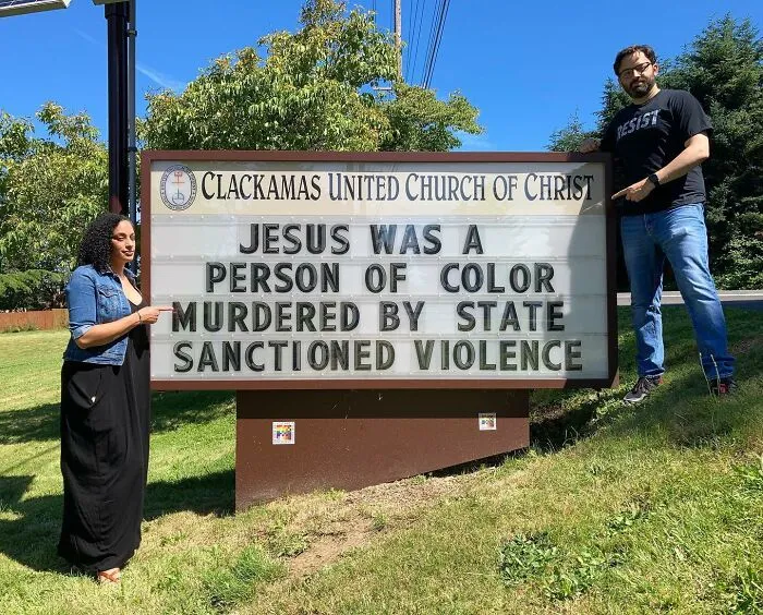 Esta iglesia se vuelve viral por su actitud receptiva y sus carteles épicos (35 fotos)