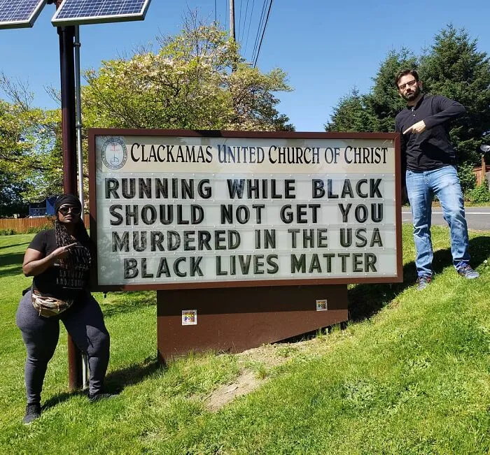 Esta iglesia se vuelve viral por su actitud receptiva y sus carteles épicos (35 fotos)