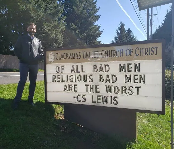Esta iglesia se vuelve viral por su actitud receptiva y sus carteles épicos (35 fotos)