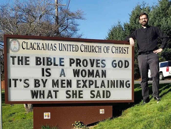 Esta iglesia se vuelve viral por su actitud receptiva y sus carteles épicos (35 fotos)
