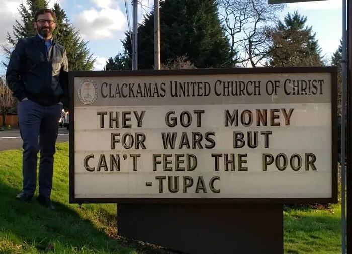 Esta iglesia se vuelve viral por su actitud receptiva y sus carteles épicos (35 fotos)