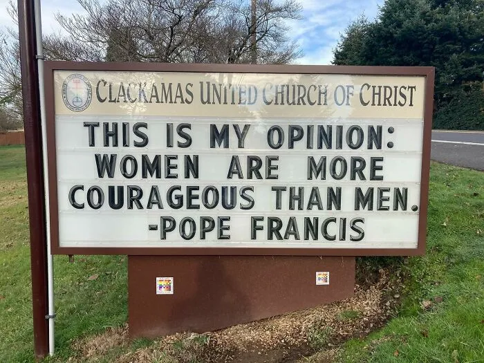 Esta iglesia se vuelve viral por su actitud receptiva y sus carteles épicos (35 fotos)