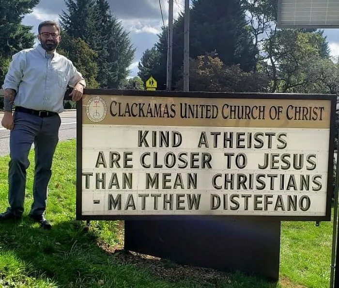 Esta iglesia se vuelve viral por su actitud receptiva y sus carteles épicos (35 fotos)