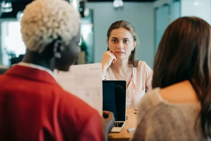 30 Personas comparten las preguntas más extrañas e inapropiadas que les hicieron durante las entrevistas de trabajo