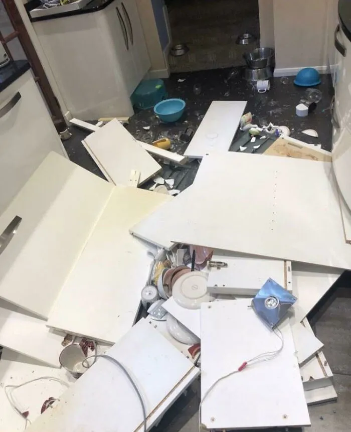 Las alacenas de la cocina decidieron suicidarse todas juntas a las 4 de la mañana