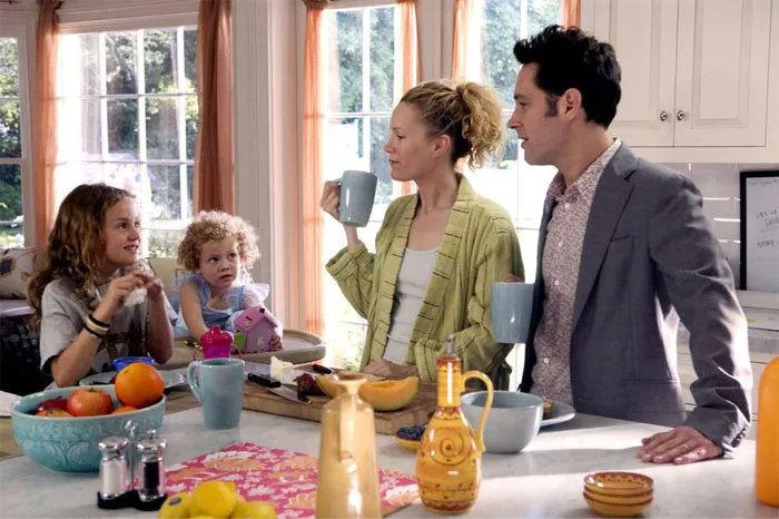 Leslie Mann y sus hijas, Iris y Maude Apatow, interpretaron a Debbie y sus hijas en Lío Embarazoso (2007)