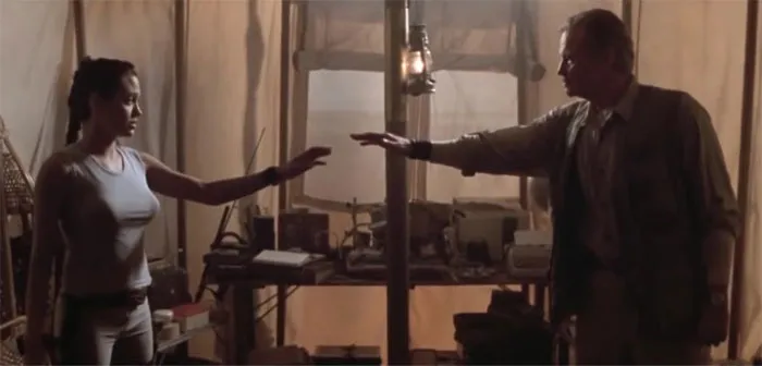 Angelina Jolie y su padre, Jon Voight, interpretaron a Lara y Richard Croft en Lara Croft: Tomb Raider (2001)