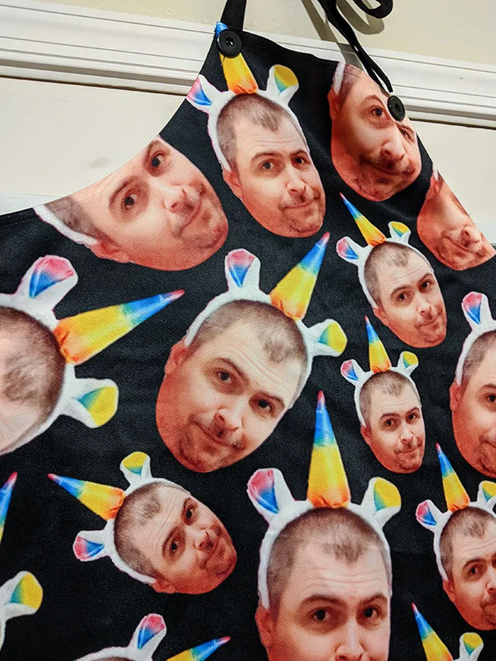 Una tienda de Etsy envió el delantal equivocado - Ahora tengo un delantal con la cara de este desconocido