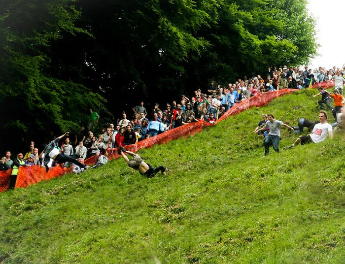 People In The UK Have A Competition To Roll After A Giant Cheese Wheel