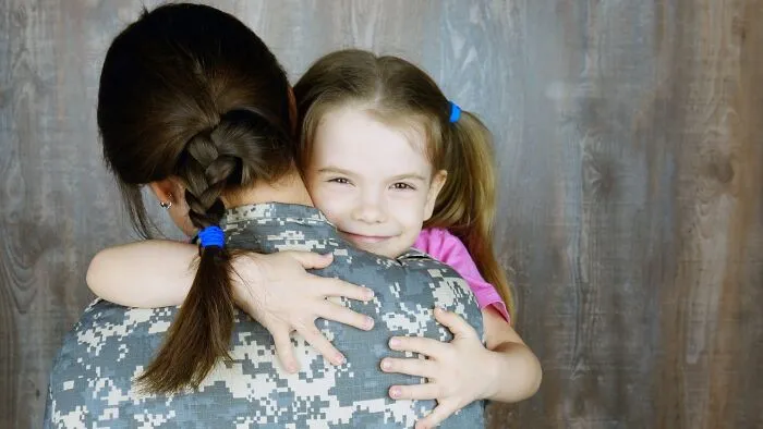 20 Padres estadounidenses comparten experiencias de permisos parentales que muestran lo absurdo del sistema