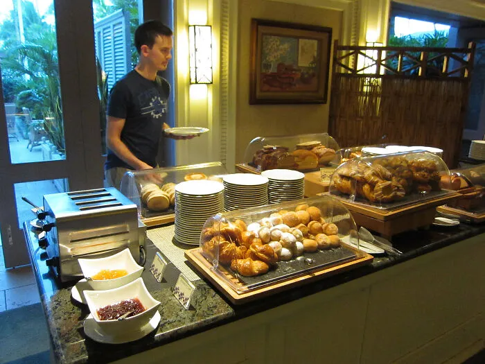 30 Chefs Reveal Restaurant "Red Flags" That Indicate You Should Eat Somewhere Else