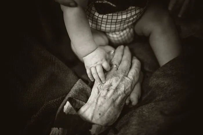 25 Historias inquietantes que contaron niños sobre sus “vidas pasadas”, compartidas en este grupo online