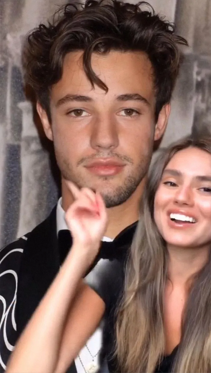 Cameron Dallas - Descrito por una camarera