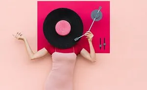 30 Shots Combining Perfectly Executed Poses And Interactions With Architecture By A Photography Duo Couple
